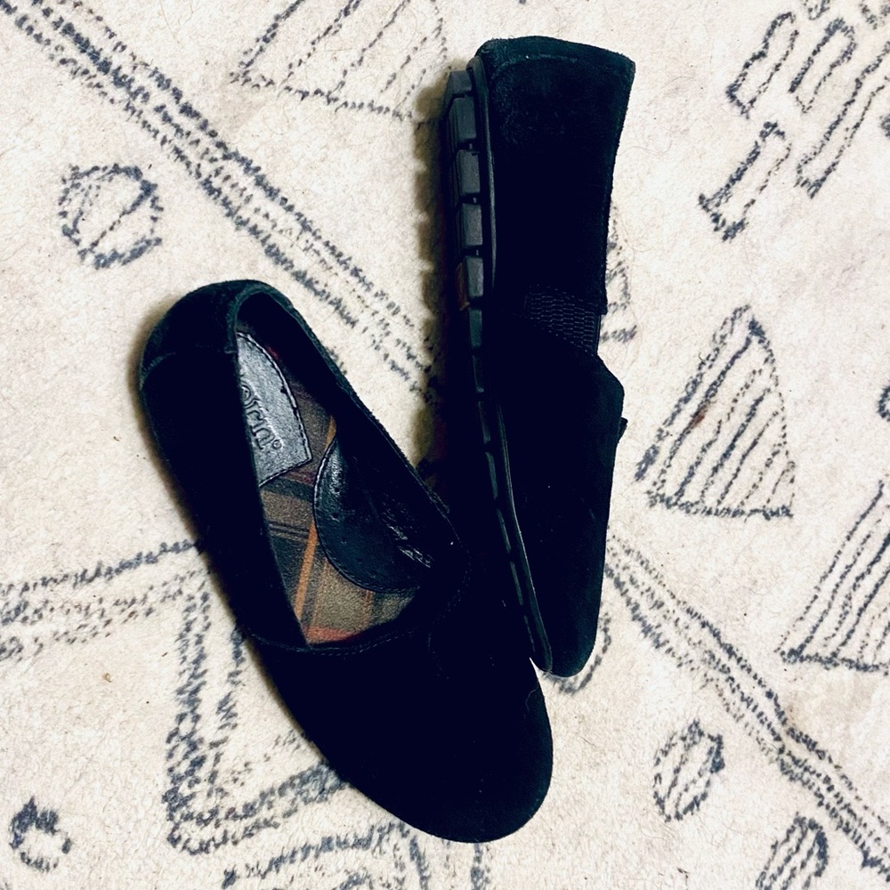 Born women’s black suede comfort flats, size 7